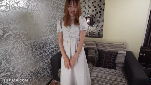 单人 · 站立 · 沙发 · 客厅 · 半身特写 · 开朗 · 鼓掌 · 白色泡泡袖连衣裙