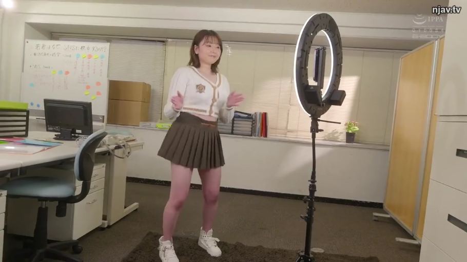 全身 · 办公室 · 站立 · 自然 · JK制服 · 日系 · 录制视频 · 环形补光灯