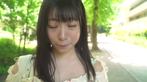 脸部特写 · 站立 · 户外公园 · 碎花露肩裙