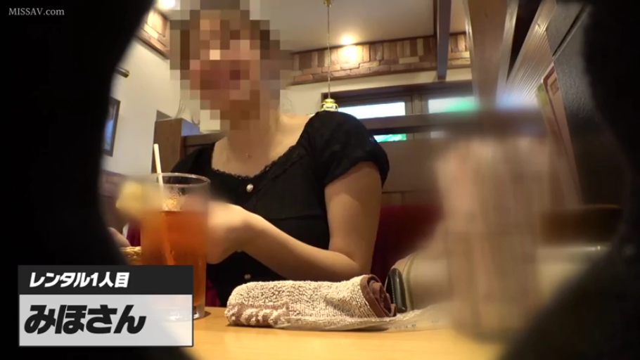 坐姿 · 偷窥视角 · 聊天 · 酒馆 · 毛巾 · 黑色上衣 · 面部打码 · 饮料杯