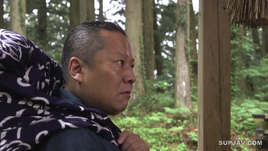 严肃 · 站立 · 凝视 · 休闲服 · 侧脸特写 · 森林 · 中年男性 · 包袱