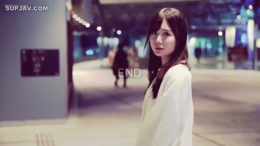 回眸 · 半身 · 户外街道 · 白色长袖