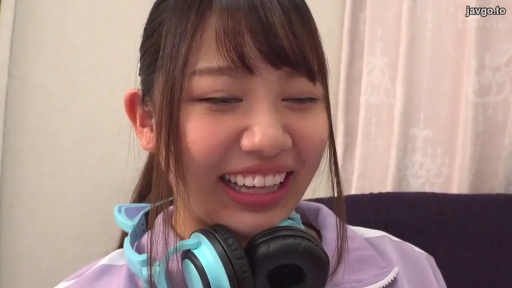 室内 · 座り姿勢 · 甘美 · 微笑 · 顔のクローズアップ · 猫耳ヘッドホン · 紫色运动外套