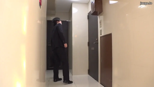 全身 · 站立 · 自然 · 走廊 · 男性 · 门 · 黑色西装 · 观望