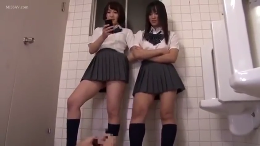 揉乳 · 沙发 · 客厅 · 惊讶 · 腿部特写 · 白色长袜 · 多人互动 · 坐姿开腿
