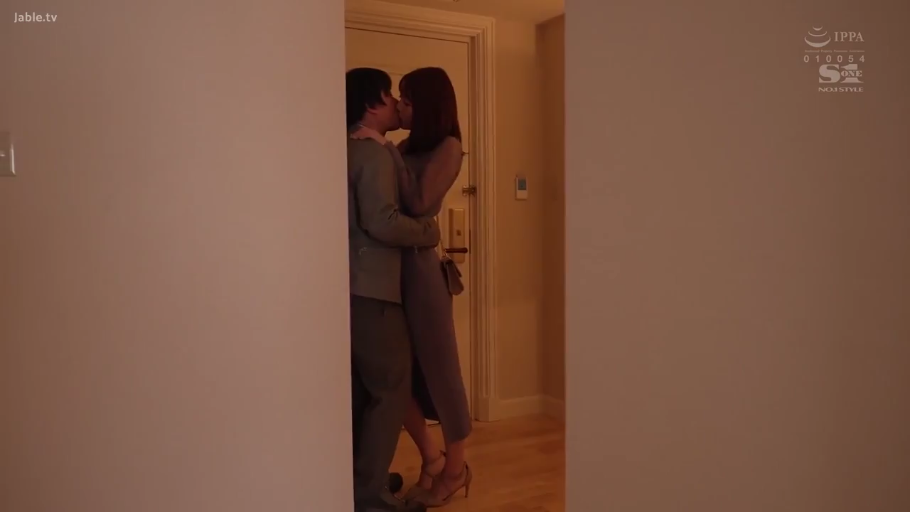 全身 · 拥吻 · 接吻 · 门口 · 深情 · 情侣互动 · 修身连衣裙 · 女式手提包