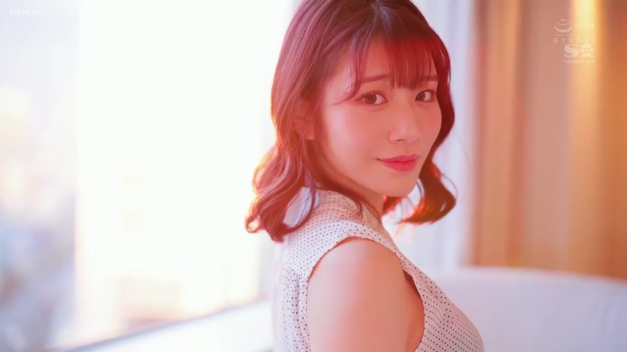 室内 · 面部特写 · 波点无袖上衣