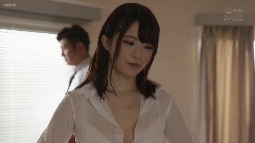 室内 · 胸部 · 憂鬱 · 站立 · 白色衬衫 · 侧脸 · 百叶窗 · 解开纽扣