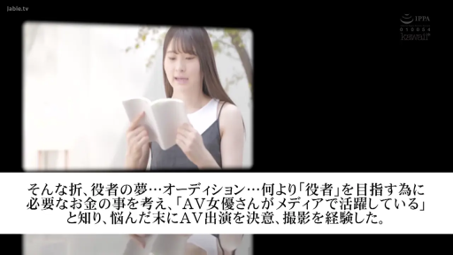 室内 · 专注 · 站立 · 字幕 · 半身 · 吊带背心 · 阅读 · 书本