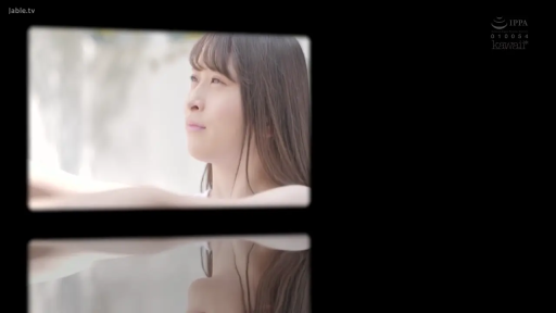 面部特写 · 凝视 · 户外 · 恬静 · 露肩 · 倒影 · 侧脸仰望