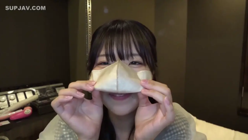 脸部 · 卧室 · 微笑 · 口罩 · 透视装 · 齐刘海 · 手持口罩 · 佩戴口罩