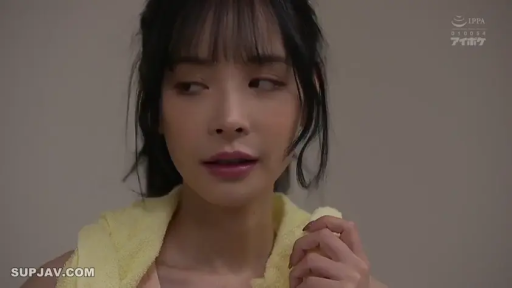 室内 · 顔部のクローズアップ · 凝視 · 期待 · 长发 · 毛巾 · 正面 · 披着毛巾