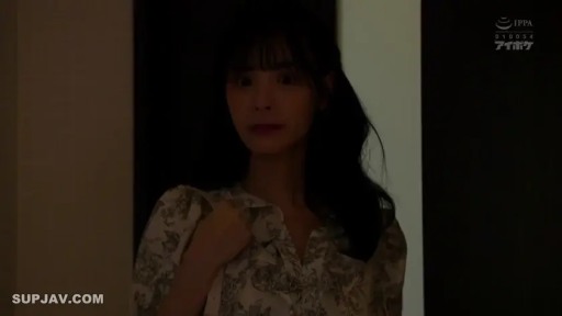 室内 · 脸部特写 · 站立 · 注视 · 长发 · 惊讶 · 印花衬衫