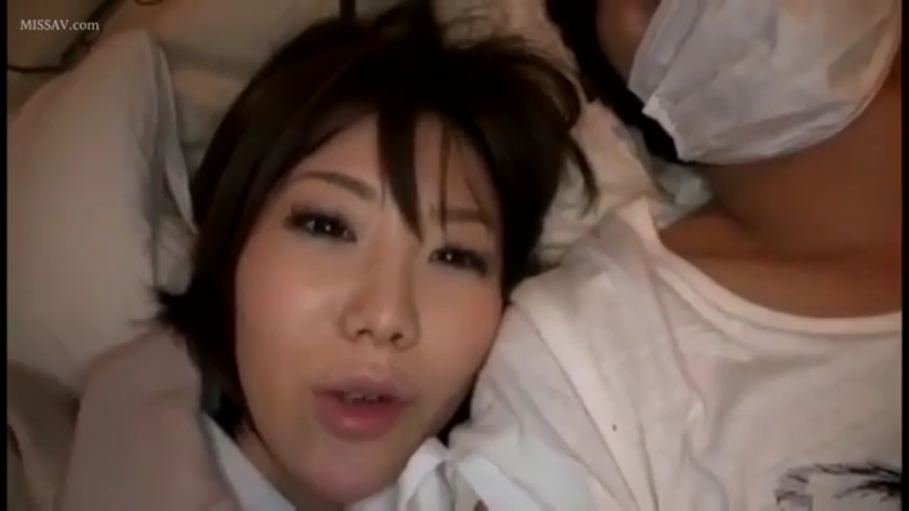 脸部特写 · 卧室 · 面对镜头 · 口罩 · 白色T恤 · 自然表情 · 并排躺卧