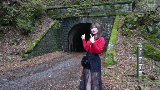 交谈 · 站立 · 面部特写 · 日常 · 惊讶 · 黄色T恤 · 日式街头 · 红灯笼