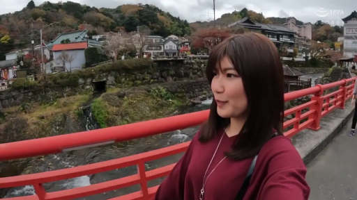 面部 · 站立 · 自然 · 栏杆 · 散步 · 红色上衣 · 非色情 · 户外景区