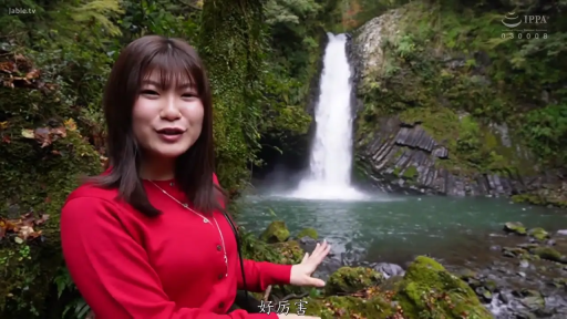 站立 · 微笑 · 否 · 红色长袖毛衣 · 外景拍摄 · 户外瀑布 · 手势介绍