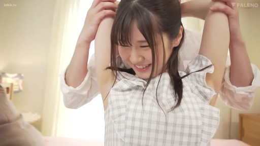 室内 · 微笑 · 互动 · 日系 · 腋下 · 格纹连衣裙 · 举起双臂