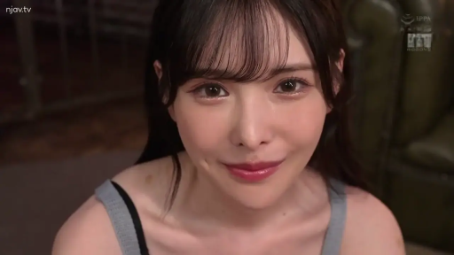 室内 · 顔 · 微笑 · グレーなベスト · 对视 · 齐刘海 · 仰拍角度