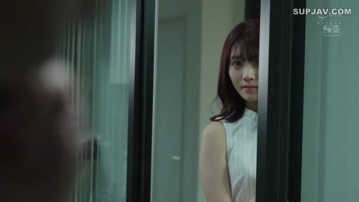 上半身 · 门框 · 凝视 · 冷淡 · 室内门口 · 侧身窥视 · 白色无袖条纹衫