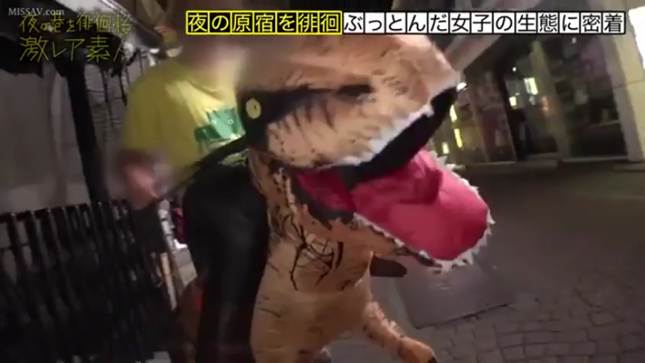 站立 · 夜晚街道 · 日本街头 · 无法辨识 · 充气道具 · 恐龙充气服 · 街头恶搞