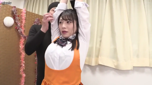 室内 · 角色扮演 · 中景 · 举手 · 惊讶 · 学生装 · 围裙 · 被动