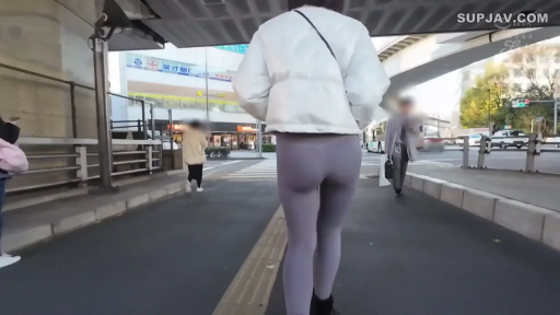 行走 · 屋外ストリート · 紫色紧身裤 · 背影特写