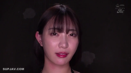 Close-up of the face · Hazy · 暗室 · Asian women · 正面直视 · 黑色挂脖内衣