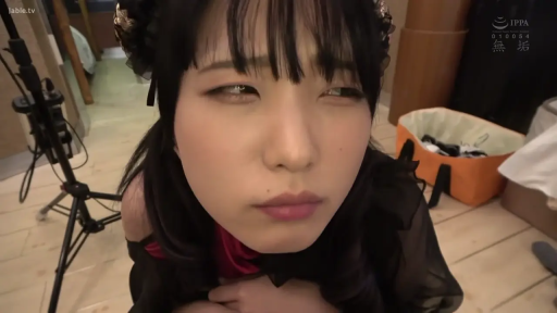 室内 · 脸部特写 · 跪地 · 凝视镜头 · 灯架 · 撅嘴 · 黑色哥特裙