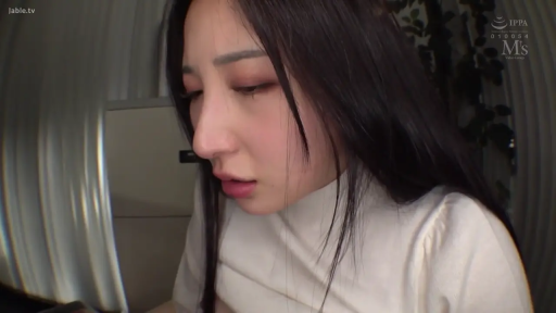 室内 · 面部特写 · 注视 · 迷茫 · 白色高领针织衫 · 低头侧脸