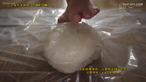 室内 · 足部特写 · 站立 · 恋足 · 踩踏 · 赤脚 · 塑料薄膜