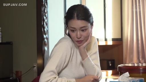 室内 · 沉思 · 平静 · 居家 · 上半身 · 纸巾盒 · 白色毛衣 · 托腮