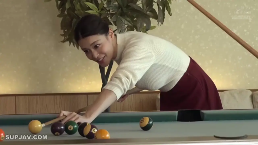 俯身 · 微笑 · 居家 · 酒红长裙 · 球杆 · 打台球 · 非特写 · 台球室