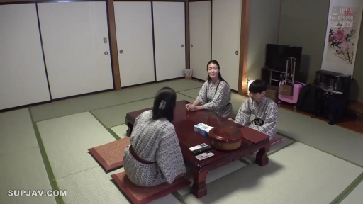 交谈 · 跪坐 · 微笑 · 多人 · 榻榻米房间 · 浴衣 · 矮桌