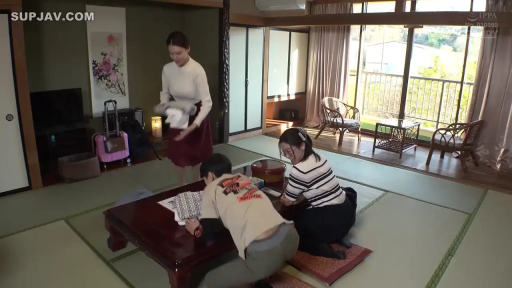 遠景 · カジュアルウェア · 日式房间 · 複数人シーン · 荷物を整理する · 微笑自然 · 站立跪坐 · 行李箱与矮桌