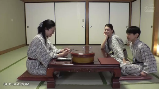 跪坐 · 和室 · 中景 · 畳 · スマホを見る · 矮桌 · 开心 · 浴衣