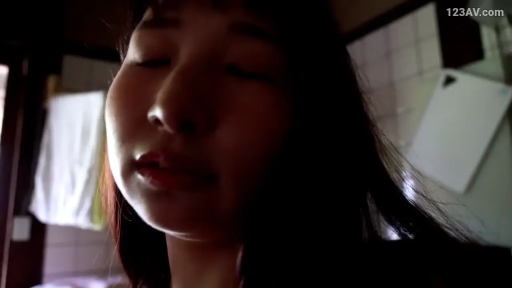 性交 · 脸部 · 沙发 · 枕头 · 躺姿 · 休闲服 · 视角 · 扭曲