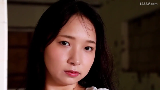 室内 · 脸部特写 · 站立 · 白色上衣 · 注视 · 高清 · 淡漠