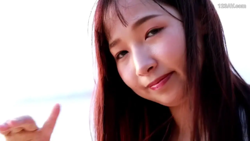 脸部特写 · 微笑 · 便服 · 凝视 · 户外 · 亚洲人 · 歪头