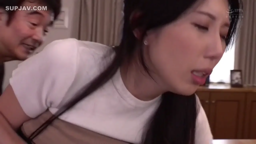 室内 · 喘息 · 熟女 · 白色T恤 · 侧脸特写 · 被抚摸 · 前倾 · 柜子