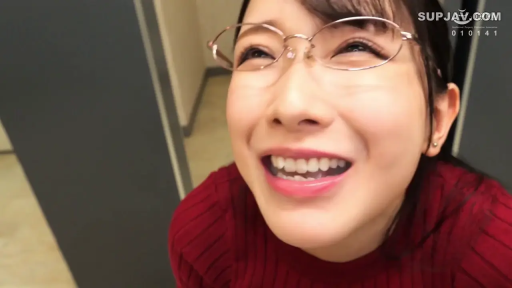 室内 · 脸部特写 · 仰视 · 红色针织衫