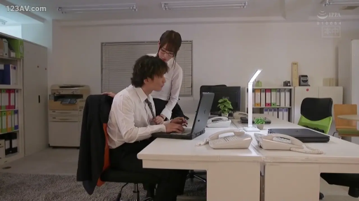 坐姿 · 专注 · 办公室 · 电脑 · 职业装 · 办公 · 职场