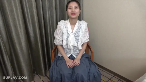 站立 · 全景 · 沙发 · 微笑 · 客厅 · 交流 · 多人 · 针织连衣裙