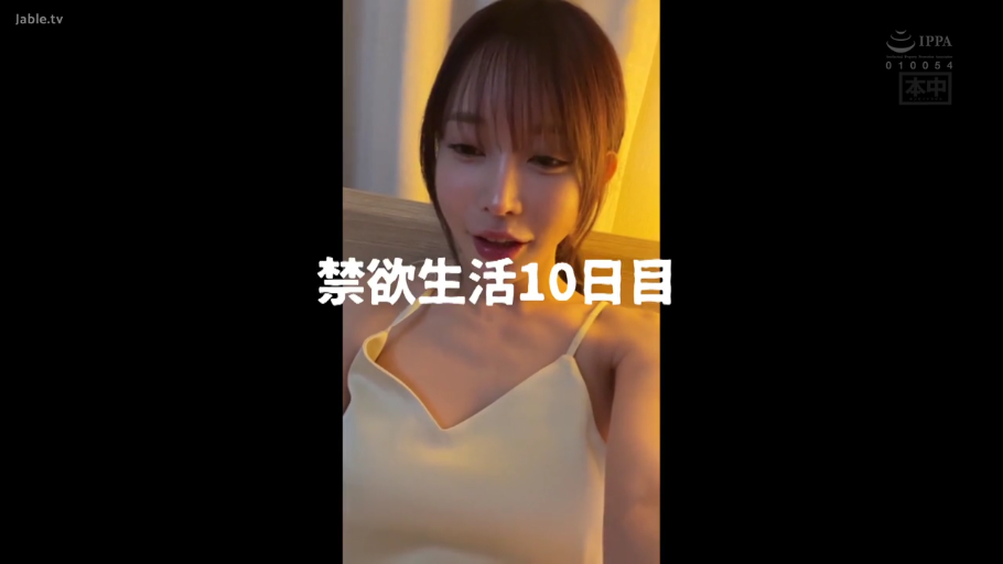 坐姿 · 臉部特寫 · 臥室 · 微笑 · 面对镜头 · 日系 · 吊帶衫