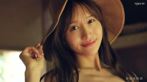 室内 · 脸部特写 · 摆拍 · 微笑 · 写真风格 · 歪头 · 草帽 · 遮阳帽