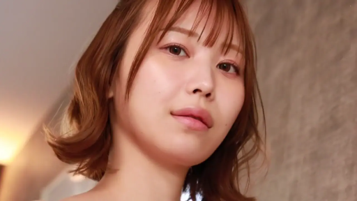 Indoor · Close-up of the face · 平静 · Stare · 短发 · Low-angle shot · 肩膀裸露