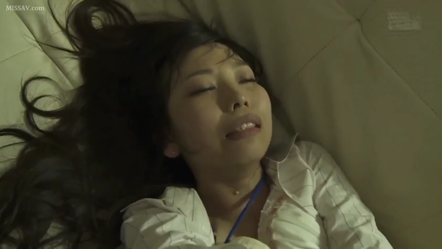 室内 · 顔部のクローズアップ · 性行為 · 陶醉 · 仰臥 · 长发 · 条纹白衬衫 · 蓝色工牌绳