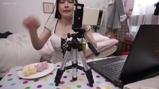 坐姿 · 自然 · 房间 · 上半身特写 · 自拍 · 三脚架 · 白色服饰 · 直播准备