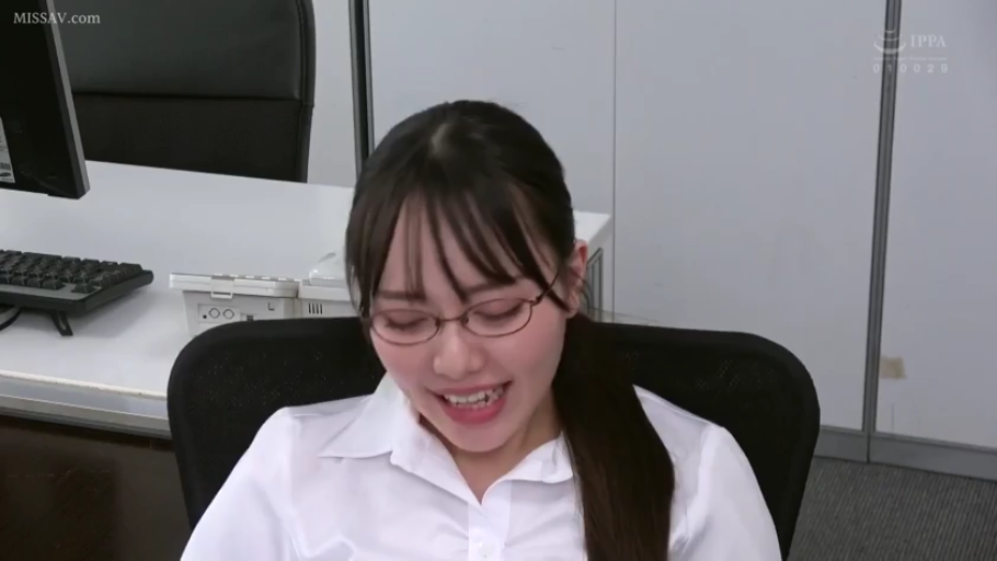 坐姿 · 眼镜 · 办公室 · 白衬衫 · 特写 · OL · 大笑 · 开心