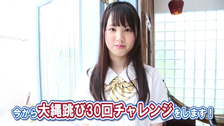 室内 · 校服 · 脸部特写 · 字幕 · 站姿 · 微笑 · 清纯 · 注视镜头